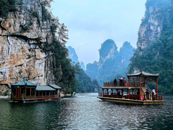 外國(guó)博主探秘張家界寶峰湖，湖光山色與非遺文化圈粉全球